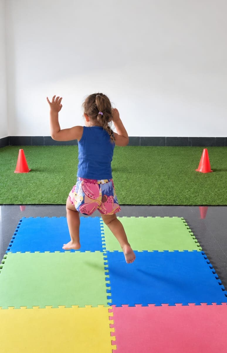 Lis Maciel en una postura de yoga dinámica