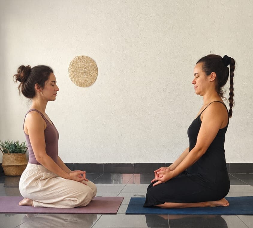 Lis Maciel en una postura de yoga sobre la esterilla